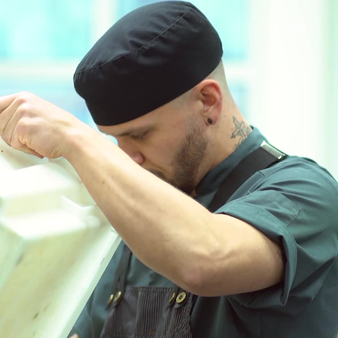 Skolkocken Jens Eriksson i Örebro prisas för kreativ matlagning